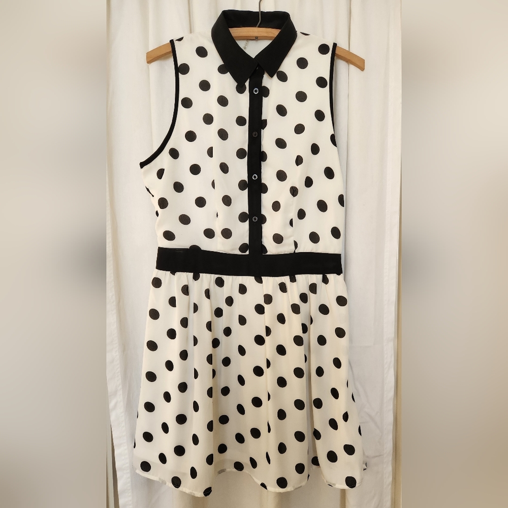 CALS White sleeveless dress with large black polka dots– US Juniors Large